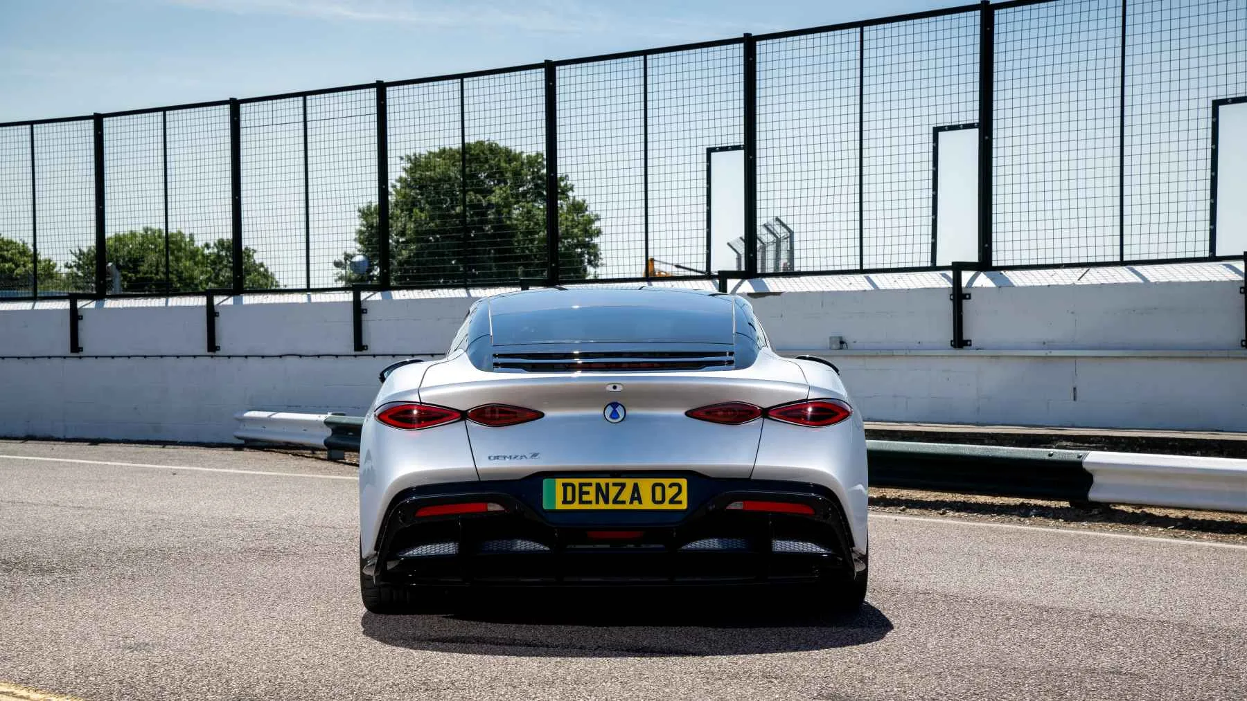 Mas del doble de potencia que un 911 turbo s y mas barato que un gts asi es el denza z 6