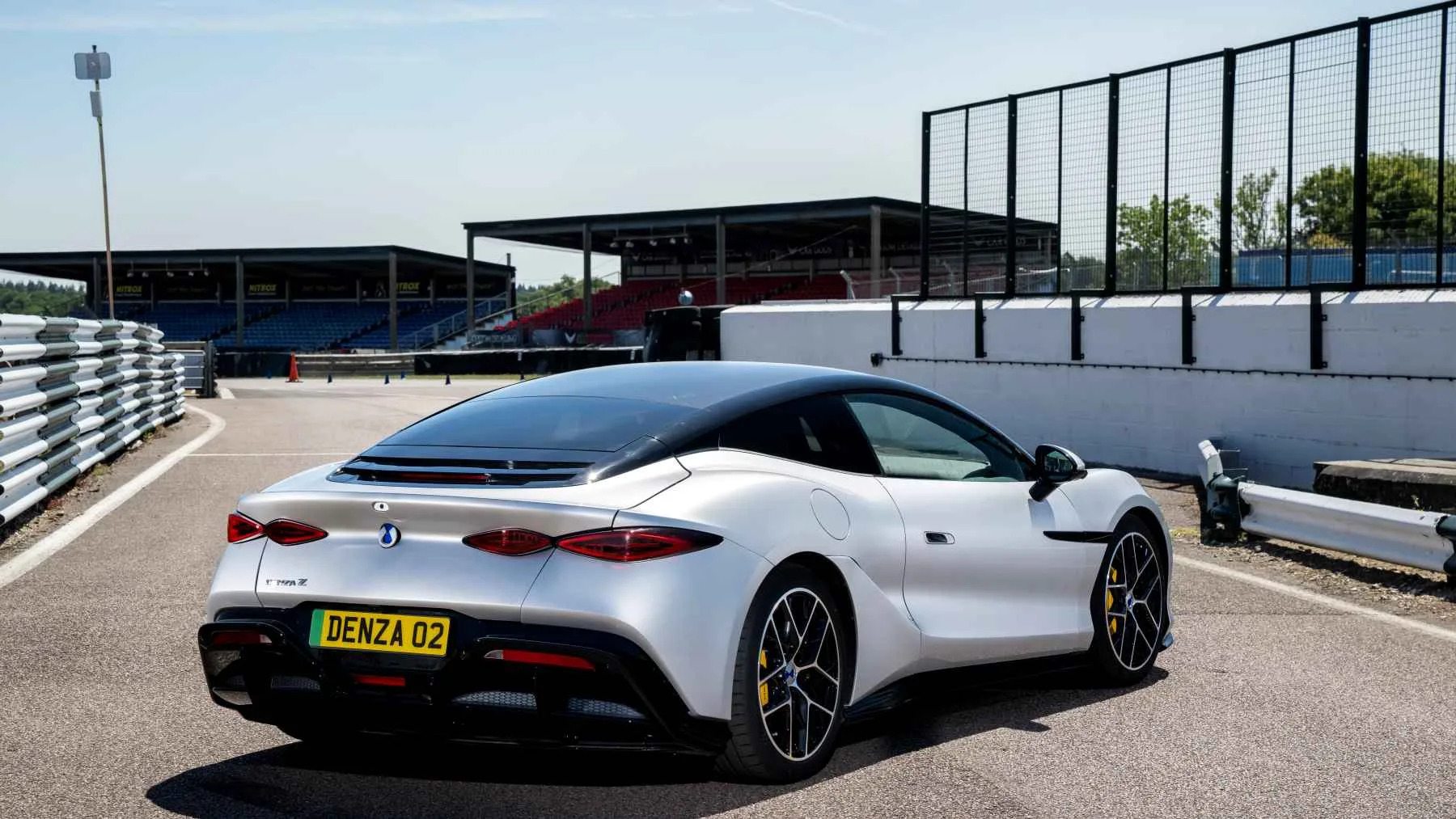 Mas del doble de potencia que un 911 turbo s y mas barato que un gts asi es el denza z 7