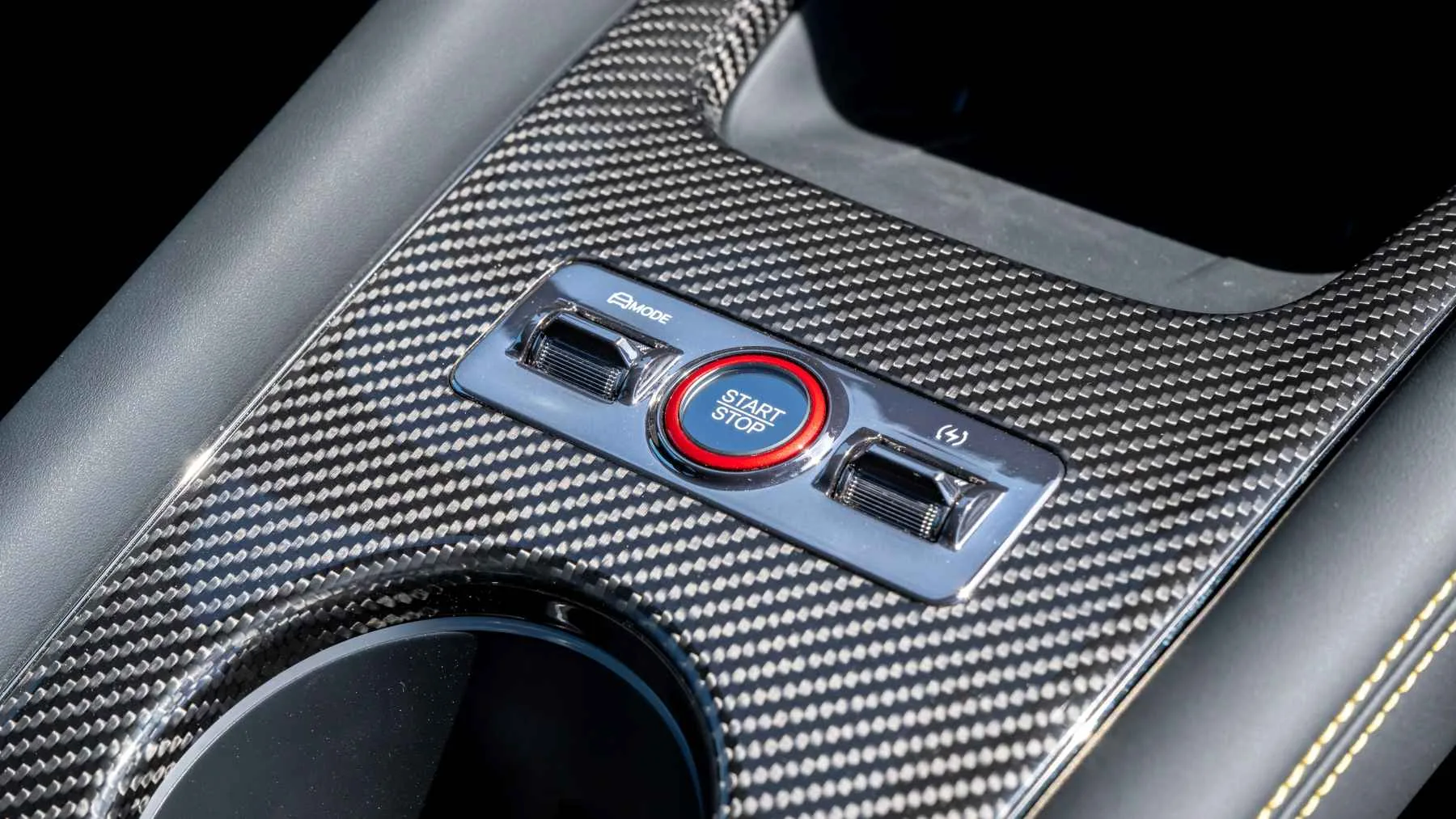 Mas del doble de potencia que un 911 turbo s y mas barato que un gts asi es el denza z 11