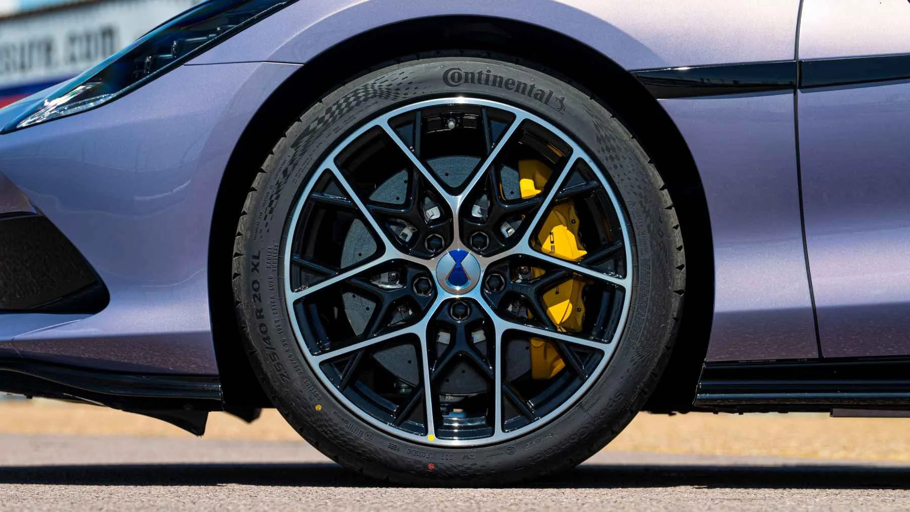 Mas del doble de potencia que un 911 turbo s y mas barato que un gts asi es el denza z 23