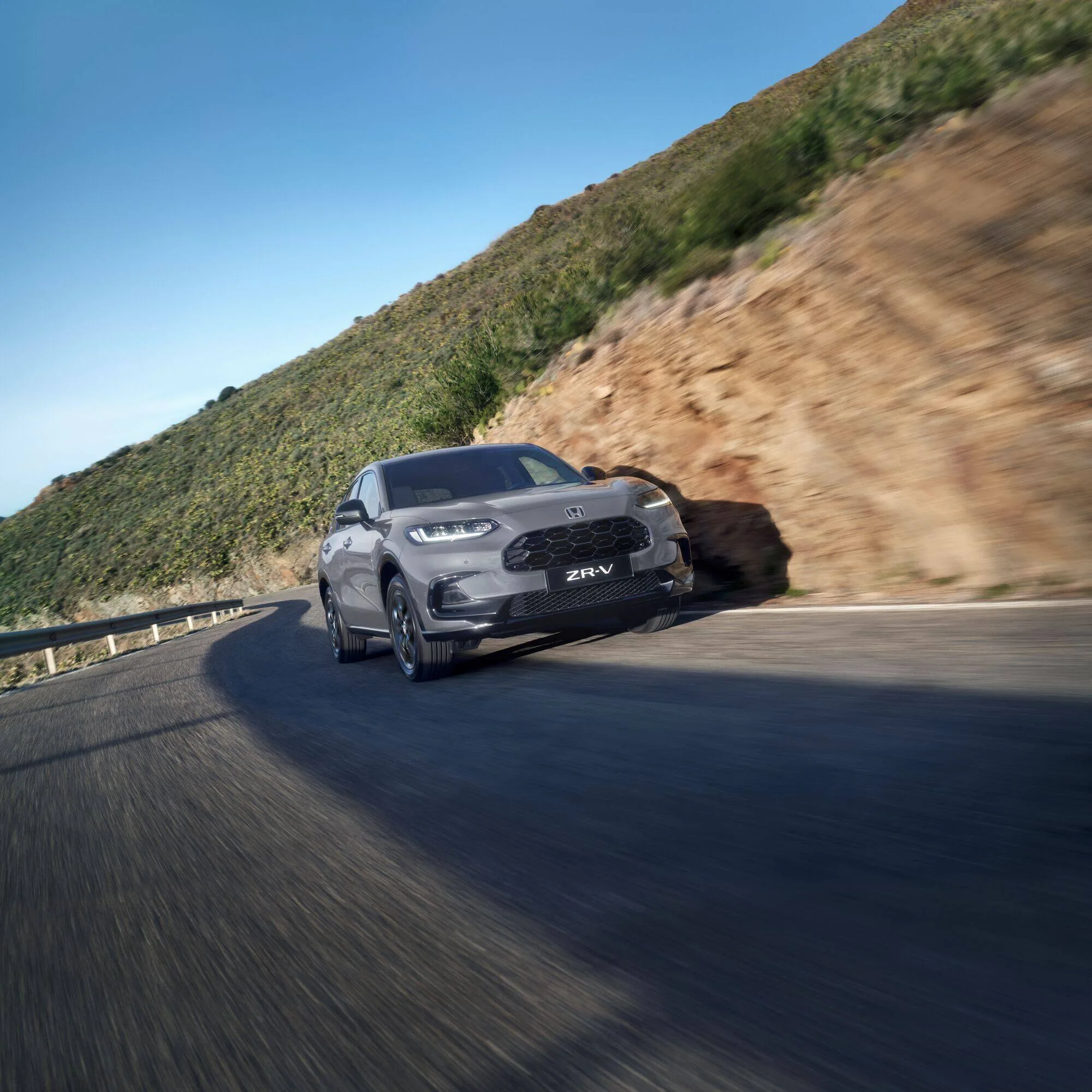 Honda ZR-V gris en una carretera de montaña