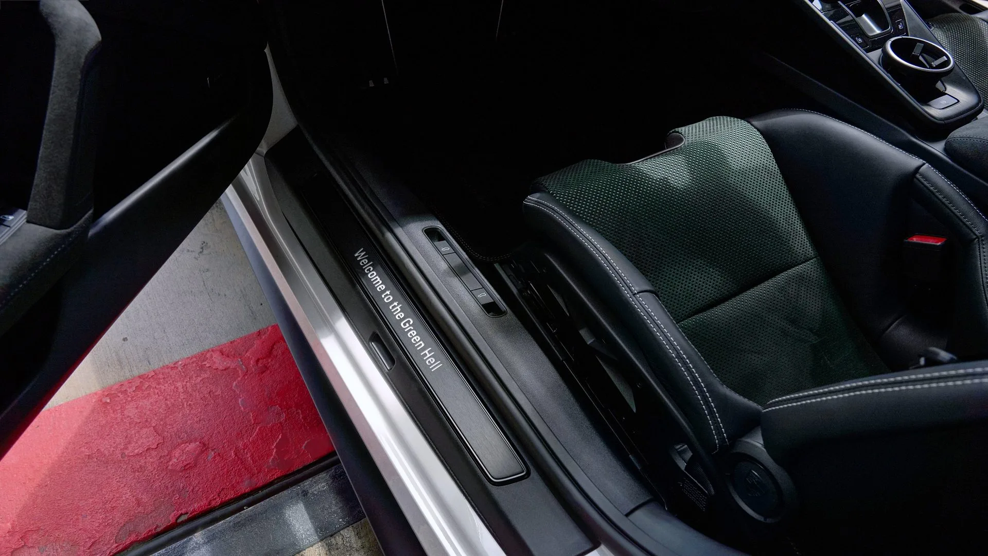 Interior del Porsche 911 GT3 con el mensaje Welcome to the Green Hell en el umbral
