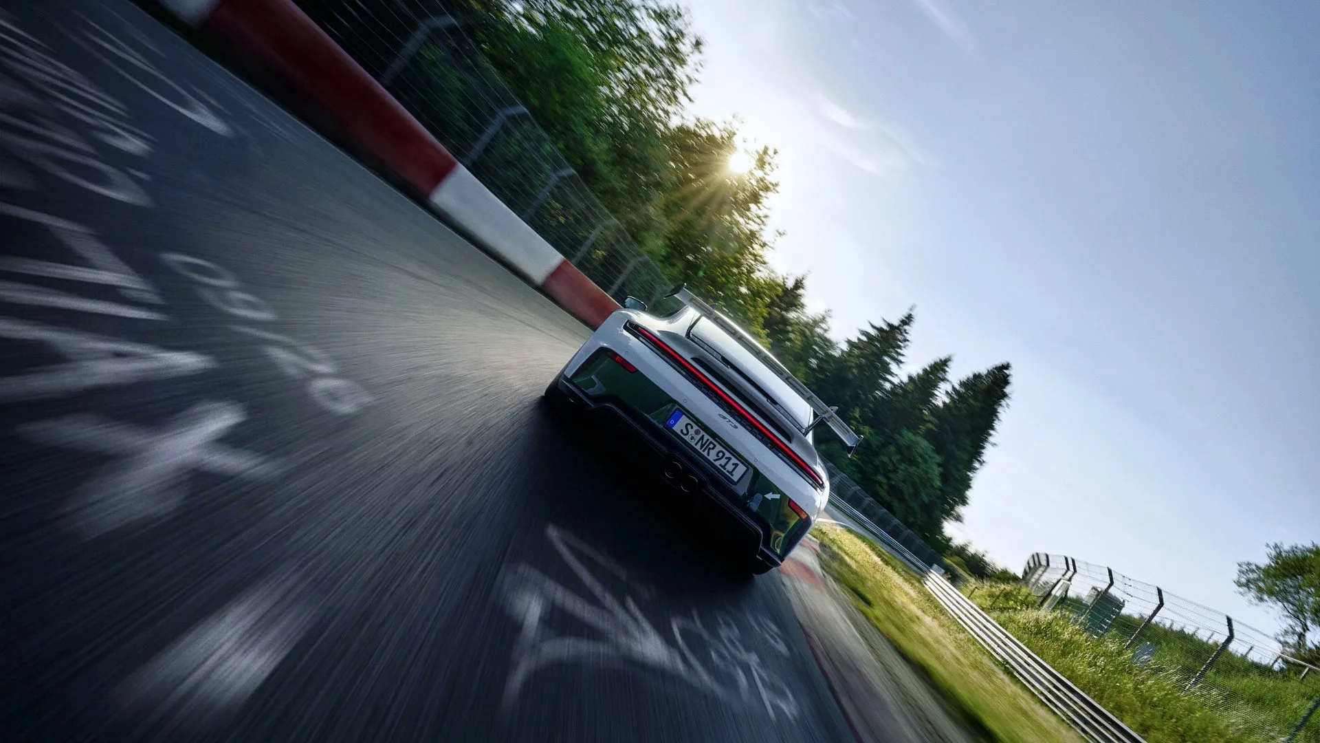 Porsche crea el 911 gt3 definitivo para celebrar los 100 anos de nurburgring pero espana se queda sin el 11