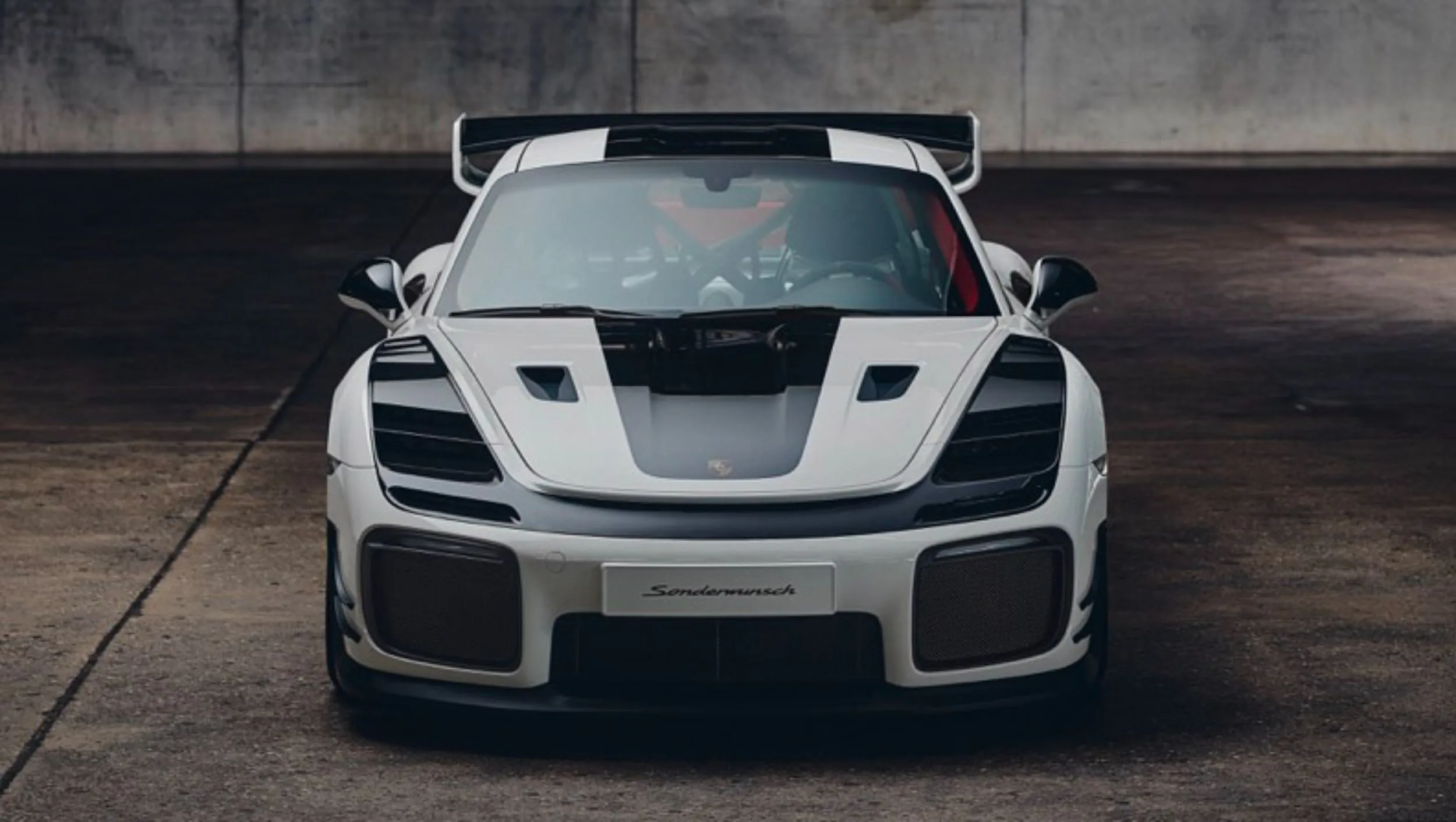 El porsche 911 sin faros de los 80 esta de vuelta un brutal gt2 rs creado para un unico cliente 3
