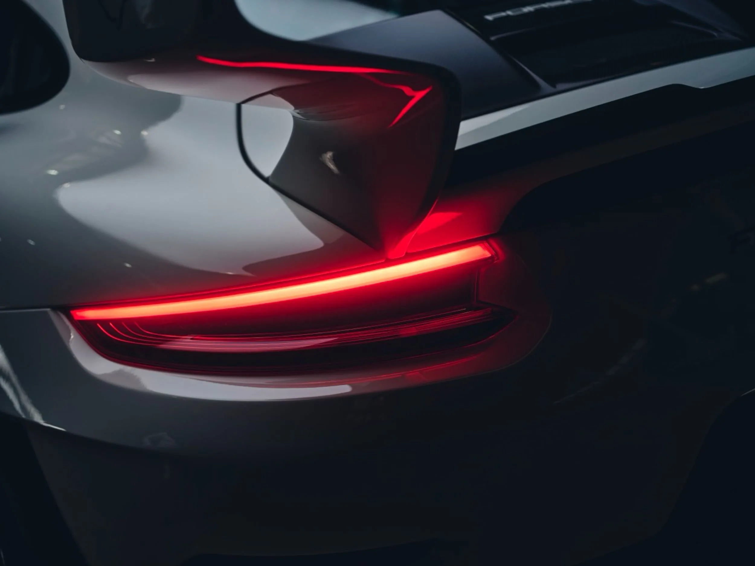 El porsche 911 sin faros de los 80 esta de vuelta un brutal gt2 rs creado para un unico cliente 11