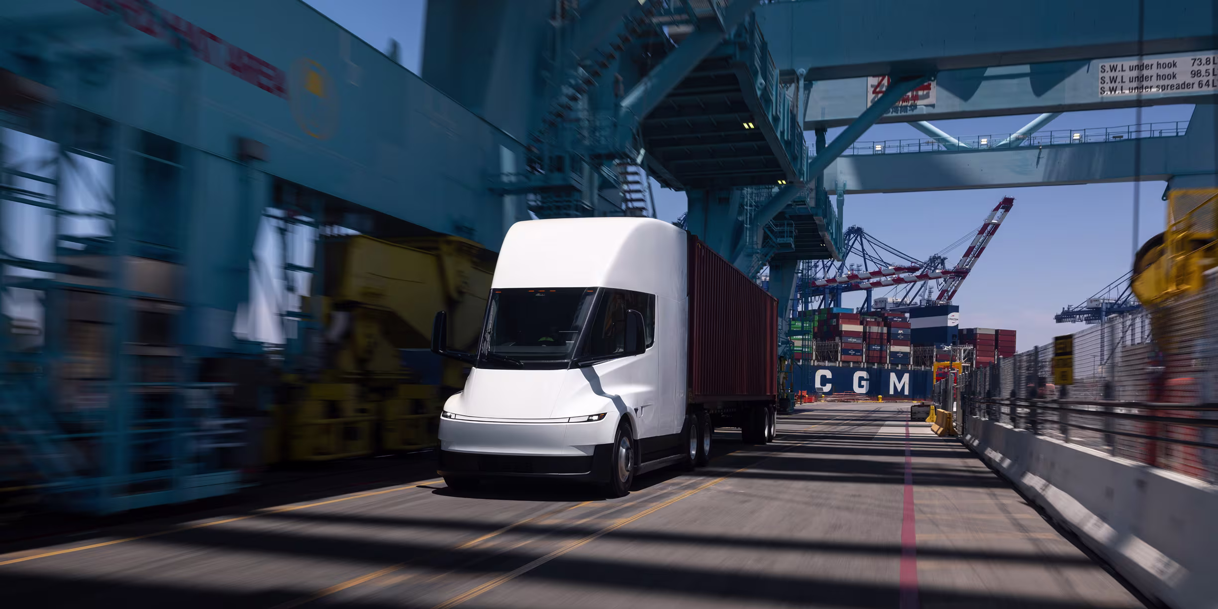 El tesla semi pone rumbo a europa 550 km de autonomia carga de 800 kw y menores costes que un diesel