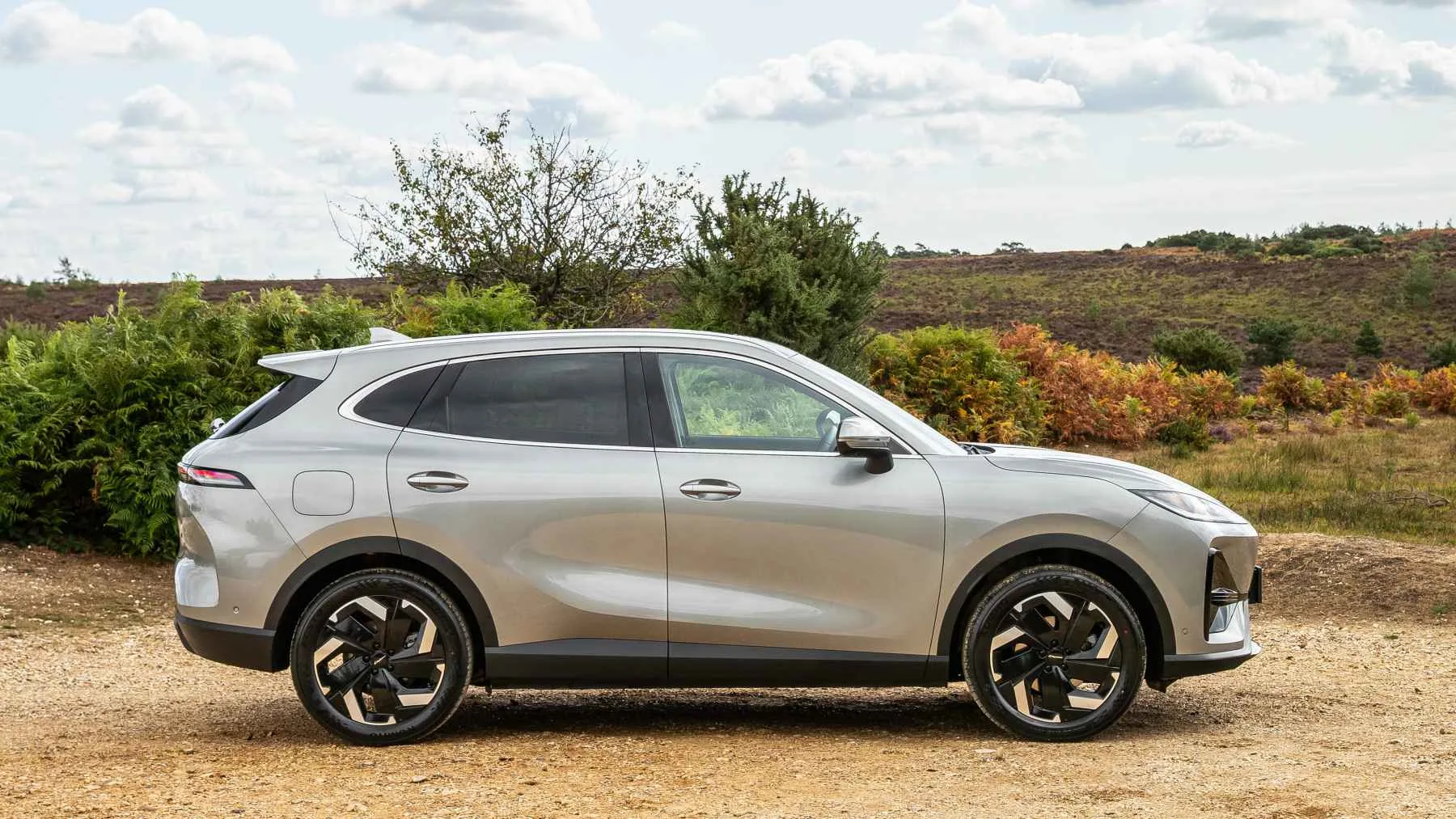 Lepas L6 EV de perfil en un camino rural