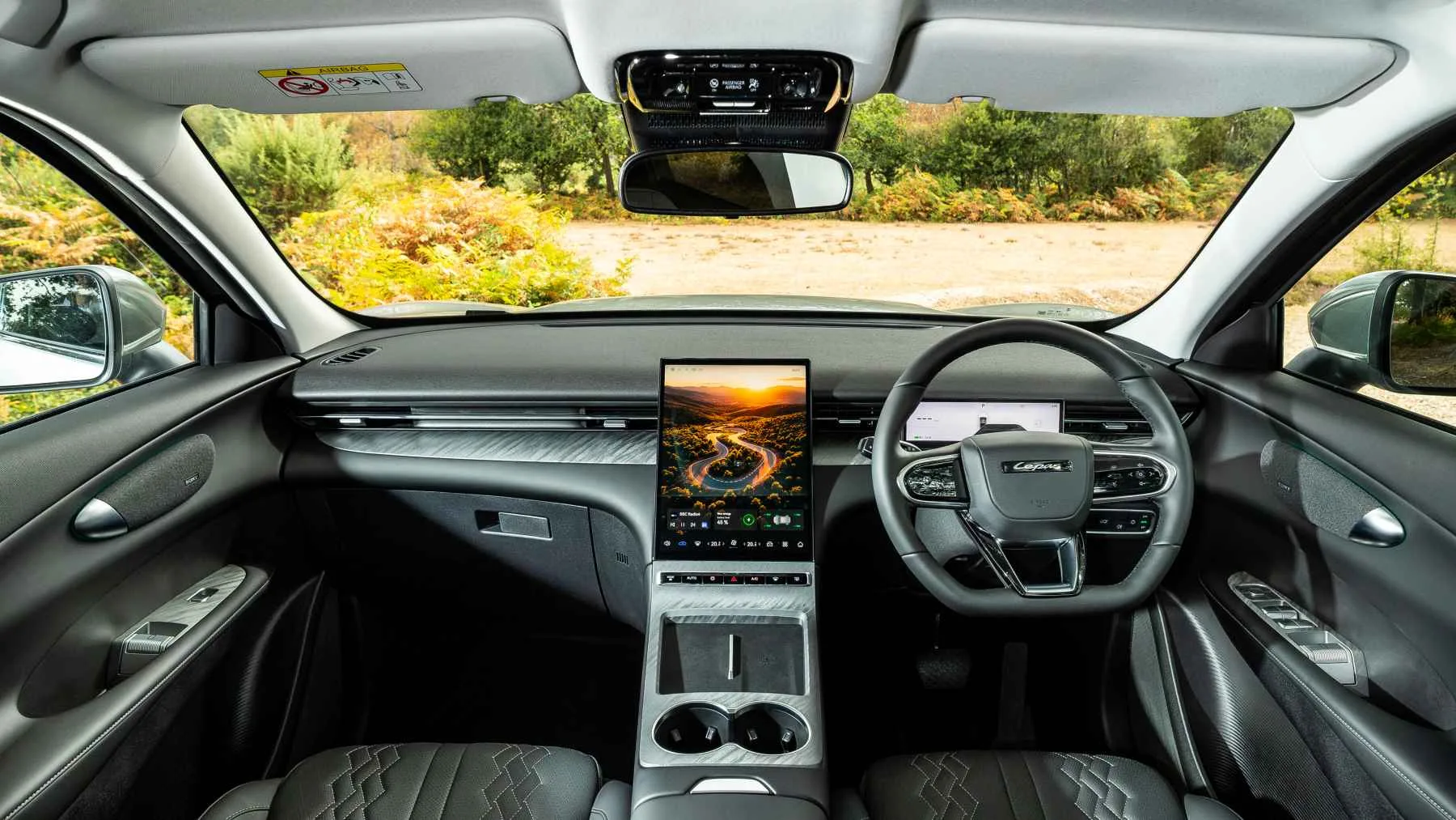 Interior del Lepas L6 EV con volante y pantalla central de 13,2 pulgadas
