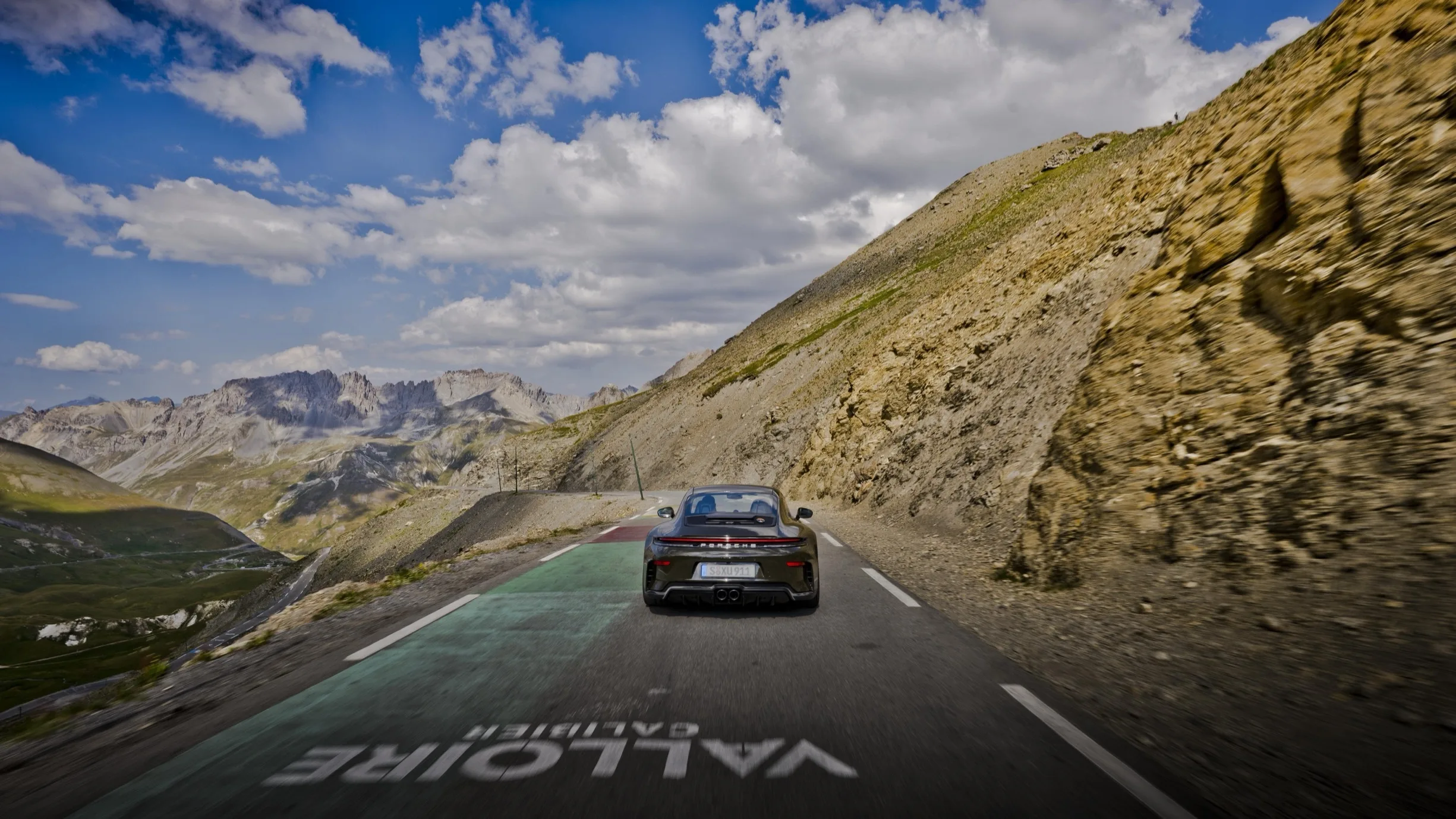 Porsche crea un 911 gt3 para devorar puertos de montana cambio manual y solo 100 unidades 16