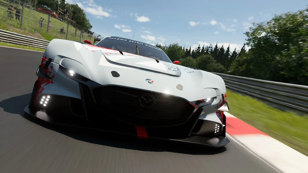 Coche de competición en un circuito de Gran Turismo 7 Spec IV