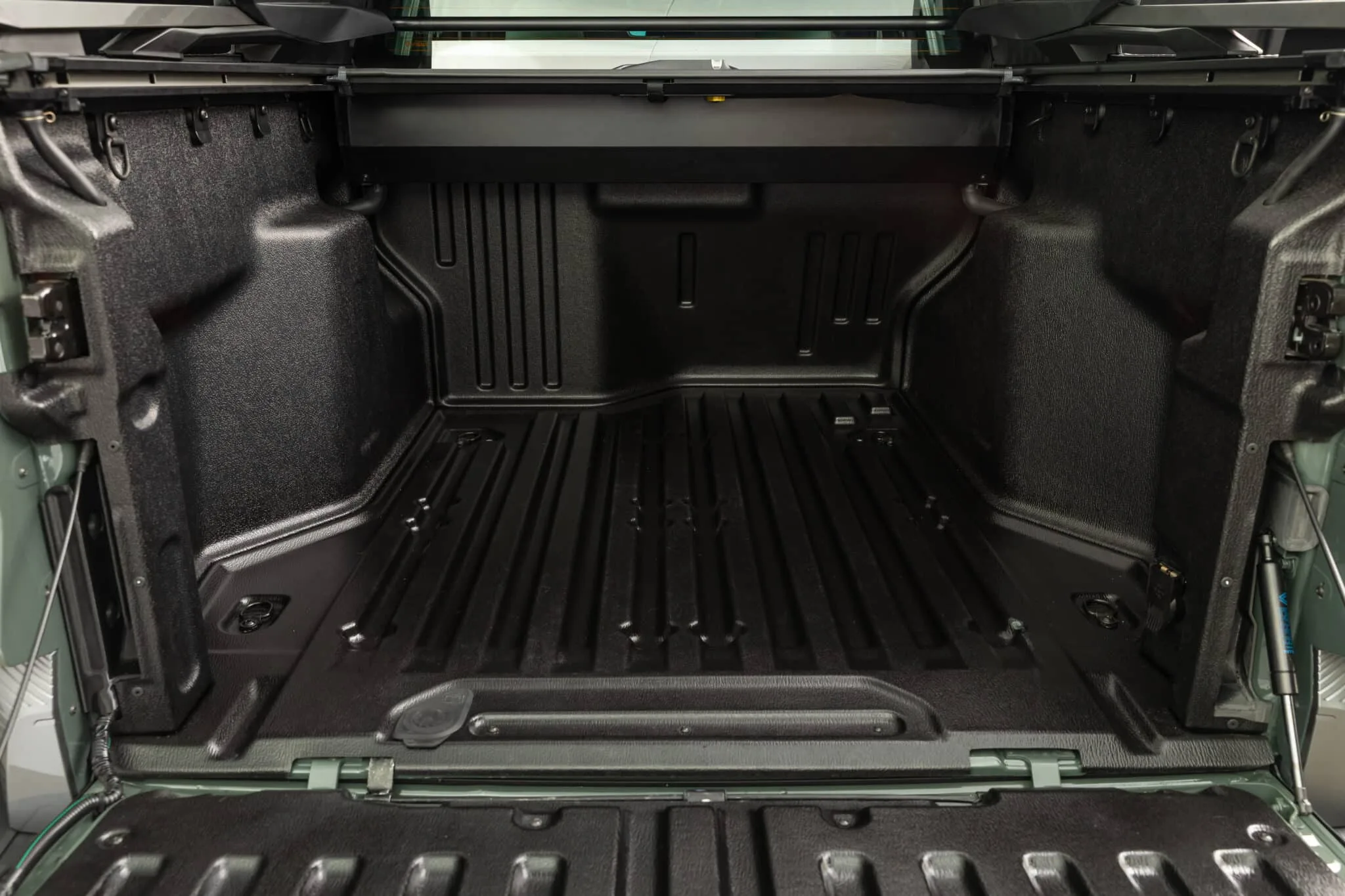 Vista de la caja de carga de la Renault Niagara, con su superficie y anclajes.