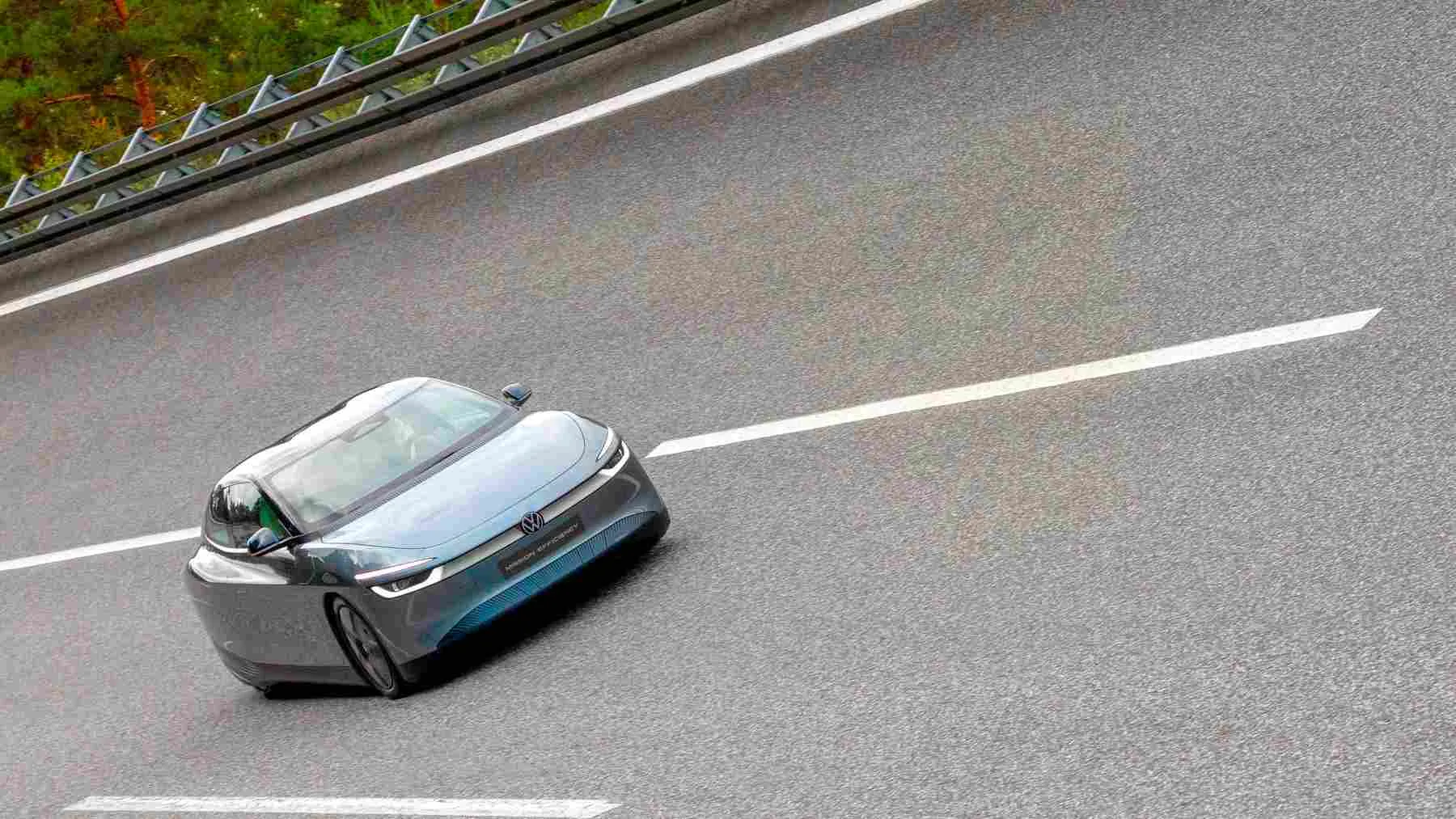 Volkswagen eléctrico de perfil en una carretera