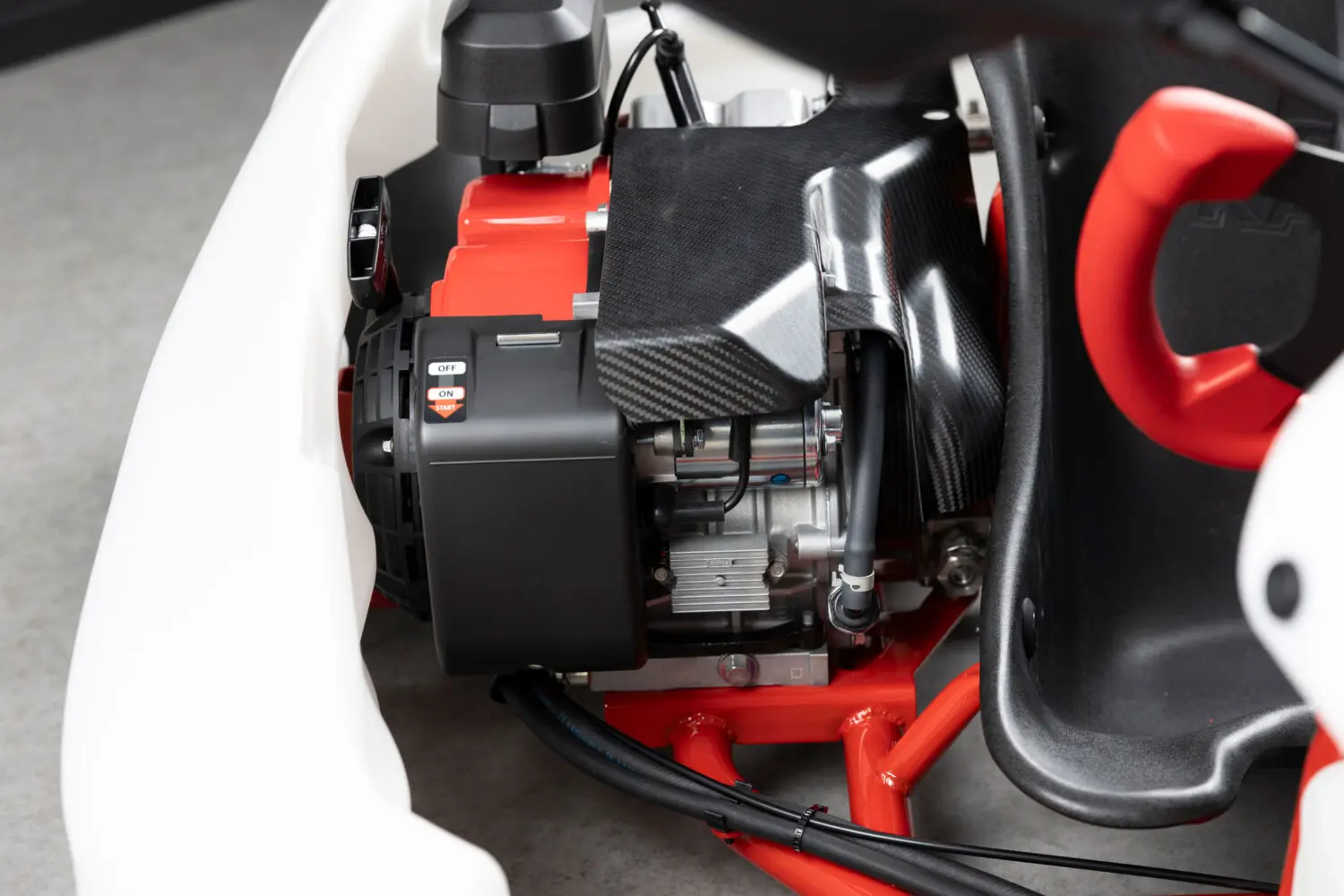 Vista lateral del motor y el chasis tubular del Toyota GR KART