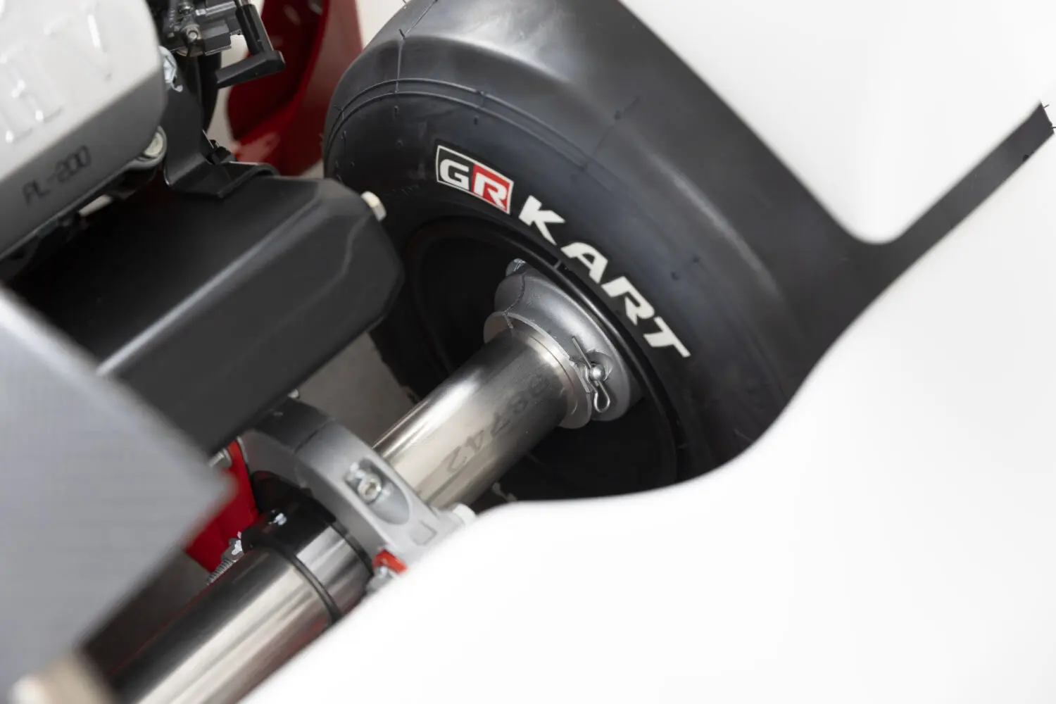 Detalle del eje y la rueda trasera del Toyota GR KART