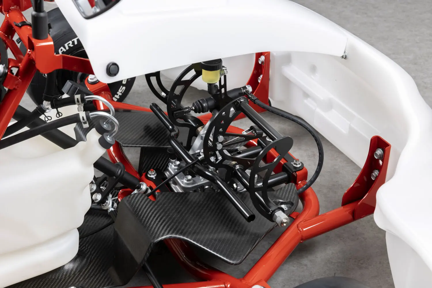 Vista cercana del conjunto de pedales ajustables del Toyota GR KART