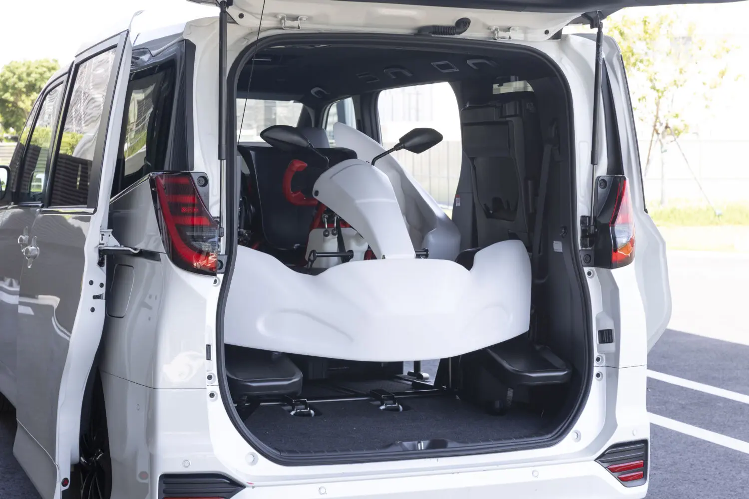 Toyota GR KART dentro del maletero de un monovolumen, visto de lado