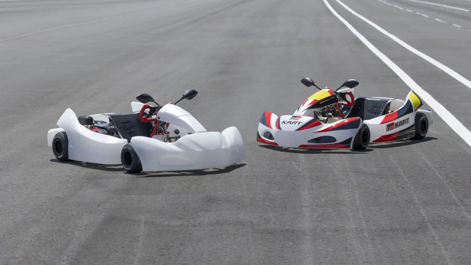 Dos variantes del GR KART juntas sobre una pista