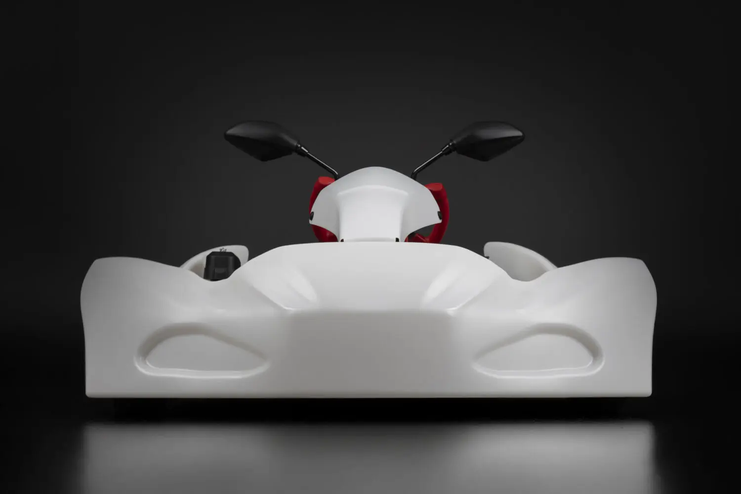 Vista frontal del Toyota GR KART con carrocería blanca y retrovisores