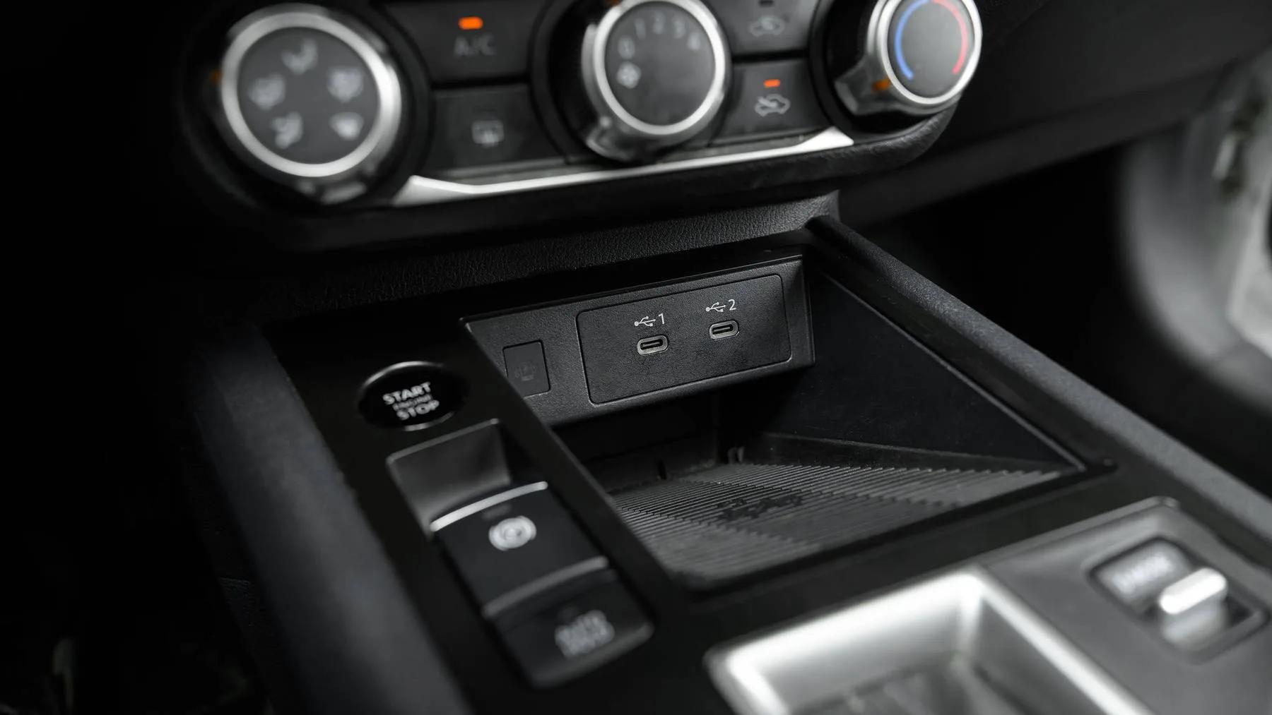 Detalle de los dos puertos USB-C de la consola central del Nissan Kicks.