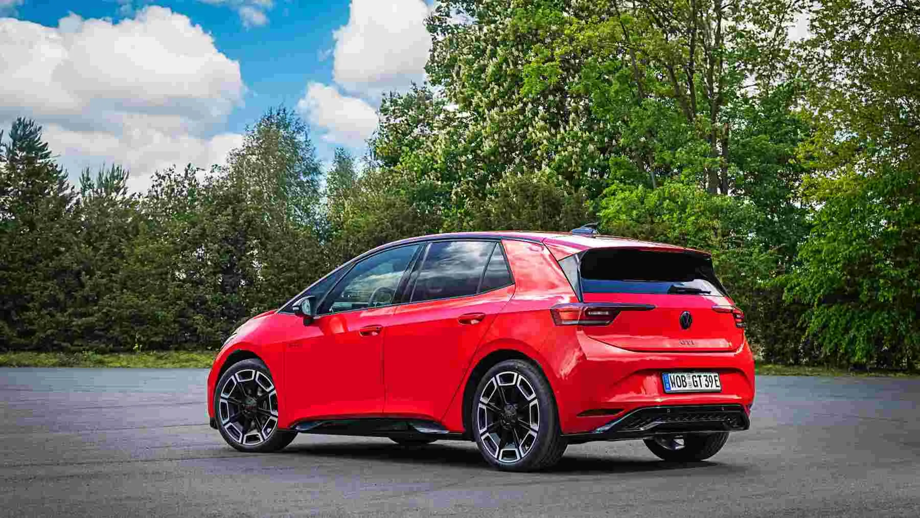 Volkswagen ID.3 GTI rojo estacionado en vista trasera de tres cuartos