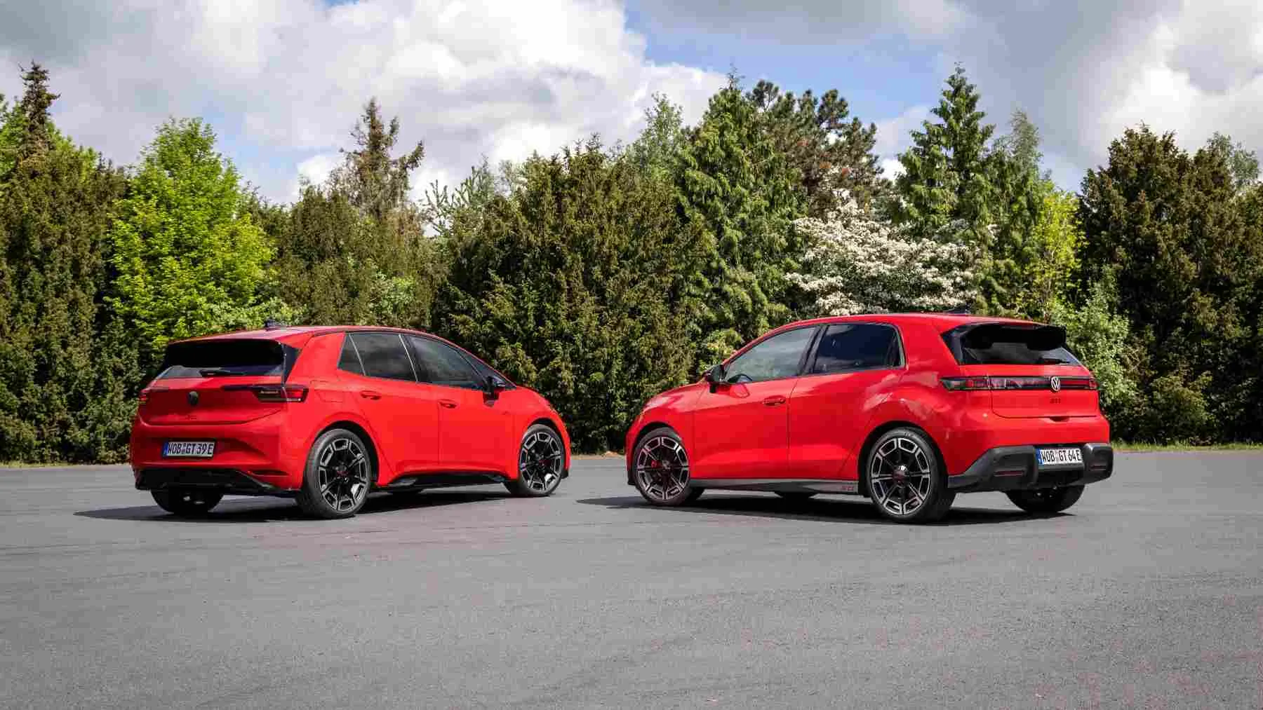 Dos Volkswagen ID.3 rojos aparcados, vistos desde atrás y de lado