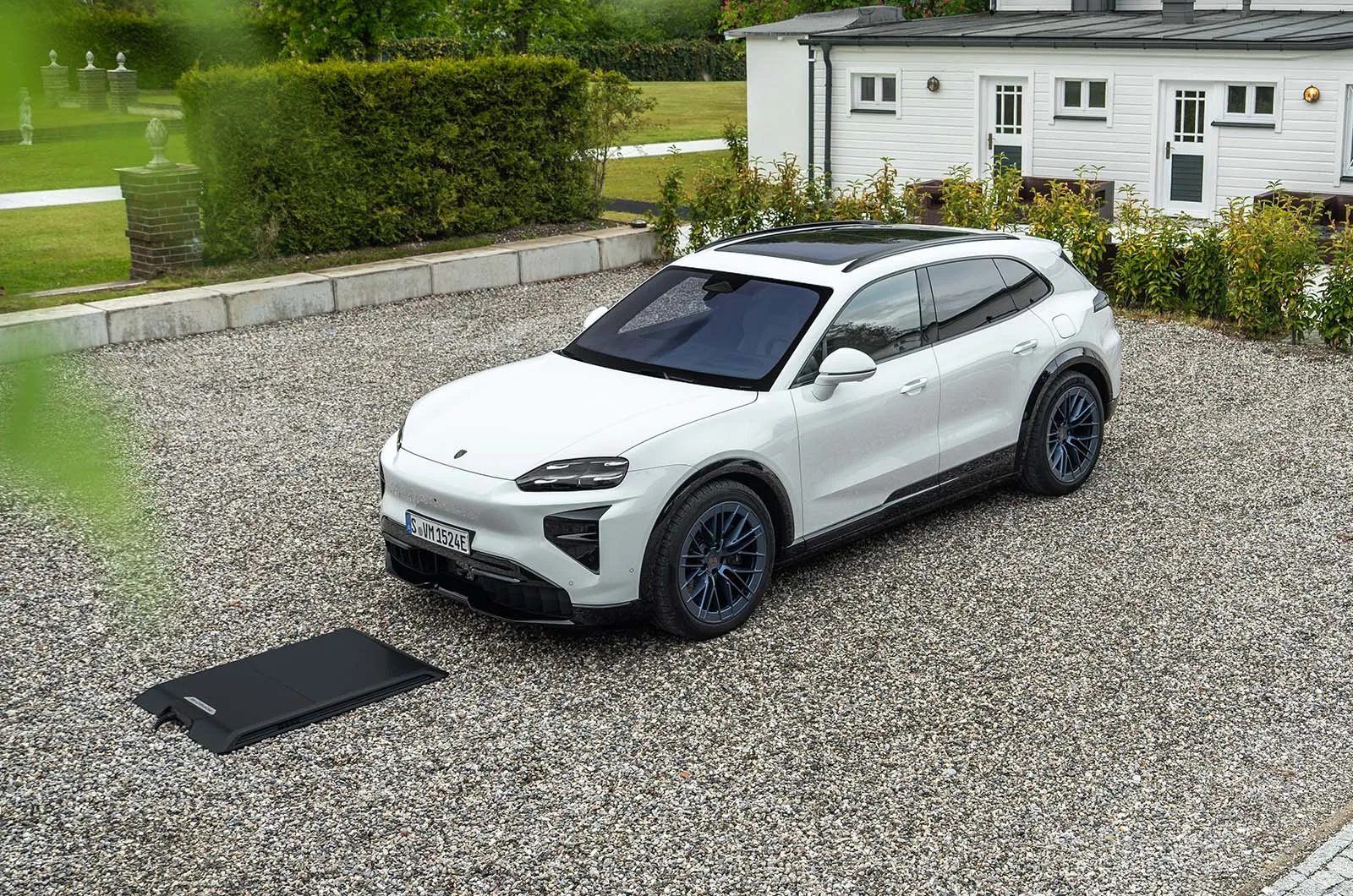 Porsche quiere que cargar un electrico sea tan simple como aparcar el cayenne electric estrena carga inalambrica de 11 kw 1