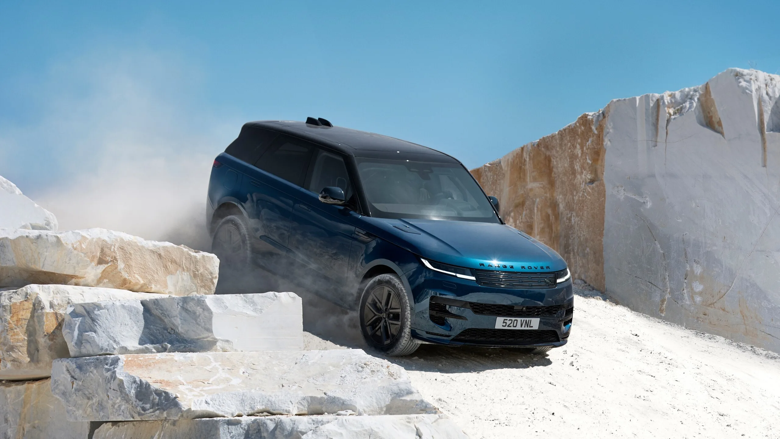 El Range Rover Sport azul avanza por un terreno rocoso