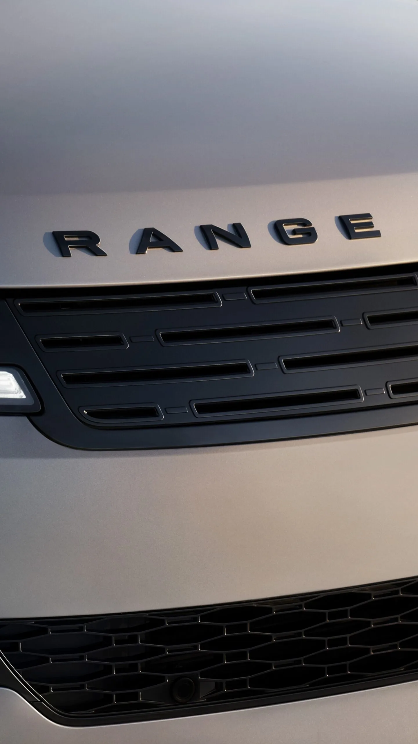 Inscripción Range Rover en el borde del capó