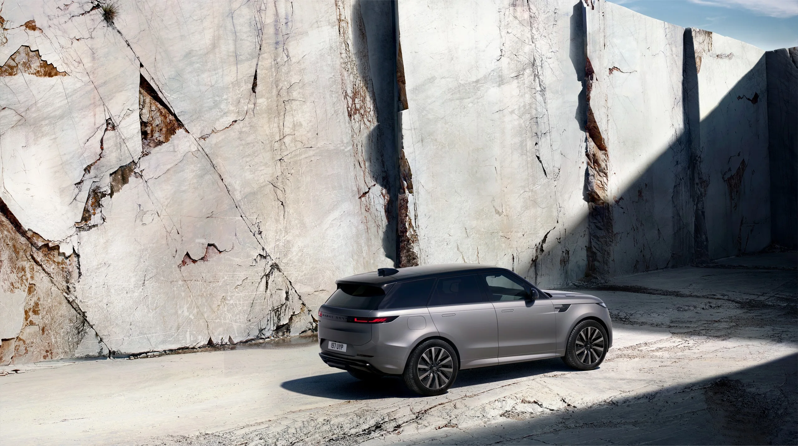 Vista lateral del Range Rover Sport gris en un cañón
