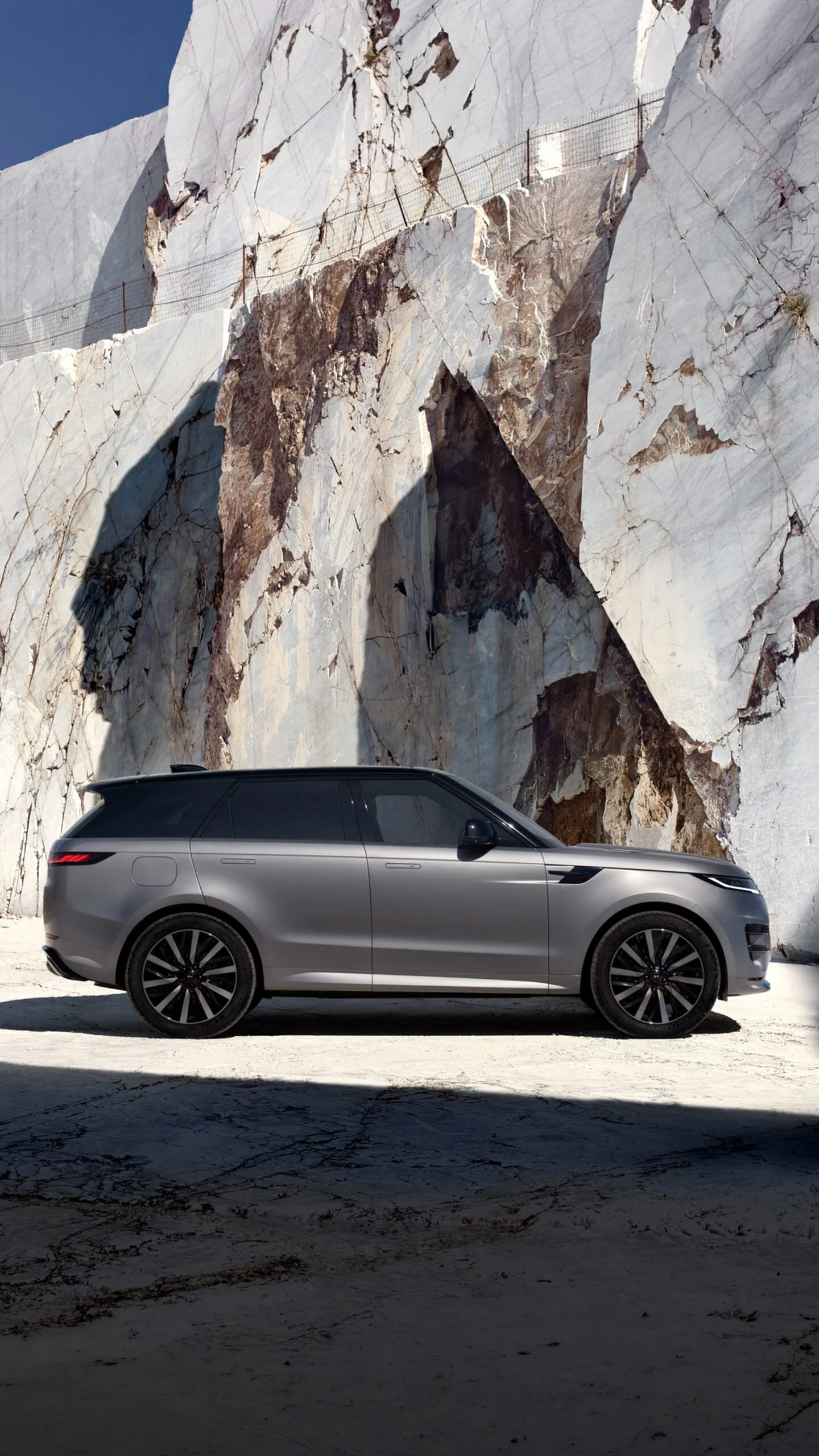 Range Rover Sport gris en un paso de montaña