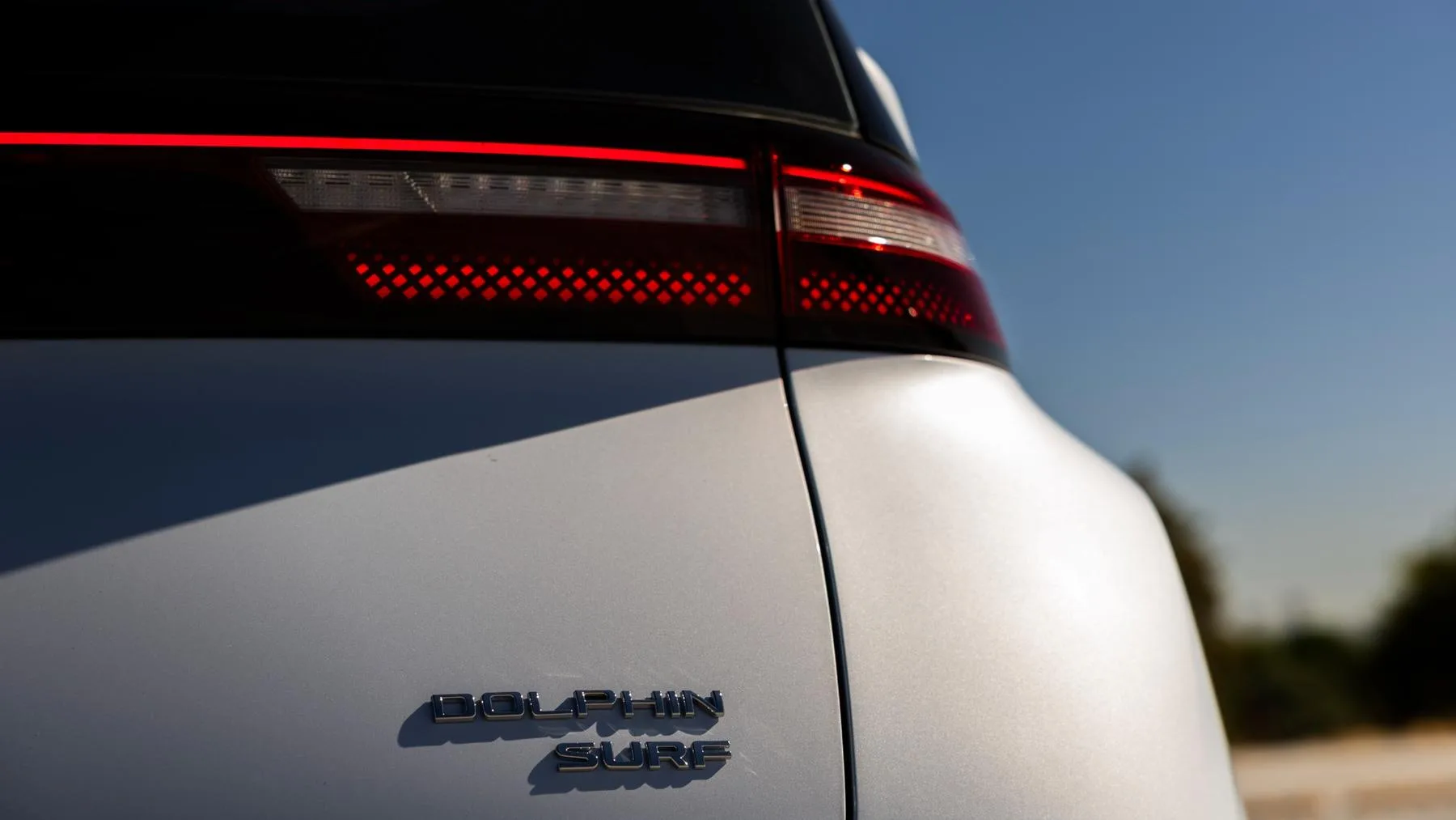 Detalle del emblema Dolphin Surf en la parte trasera del BYD Dolphin Surf.