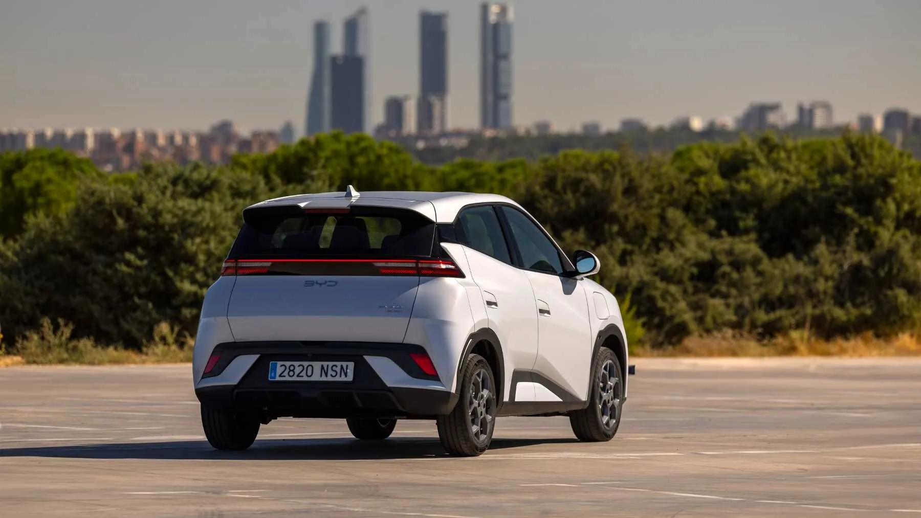 BYD Dolphin Surf blanco, vista trasera en un entorno urbano