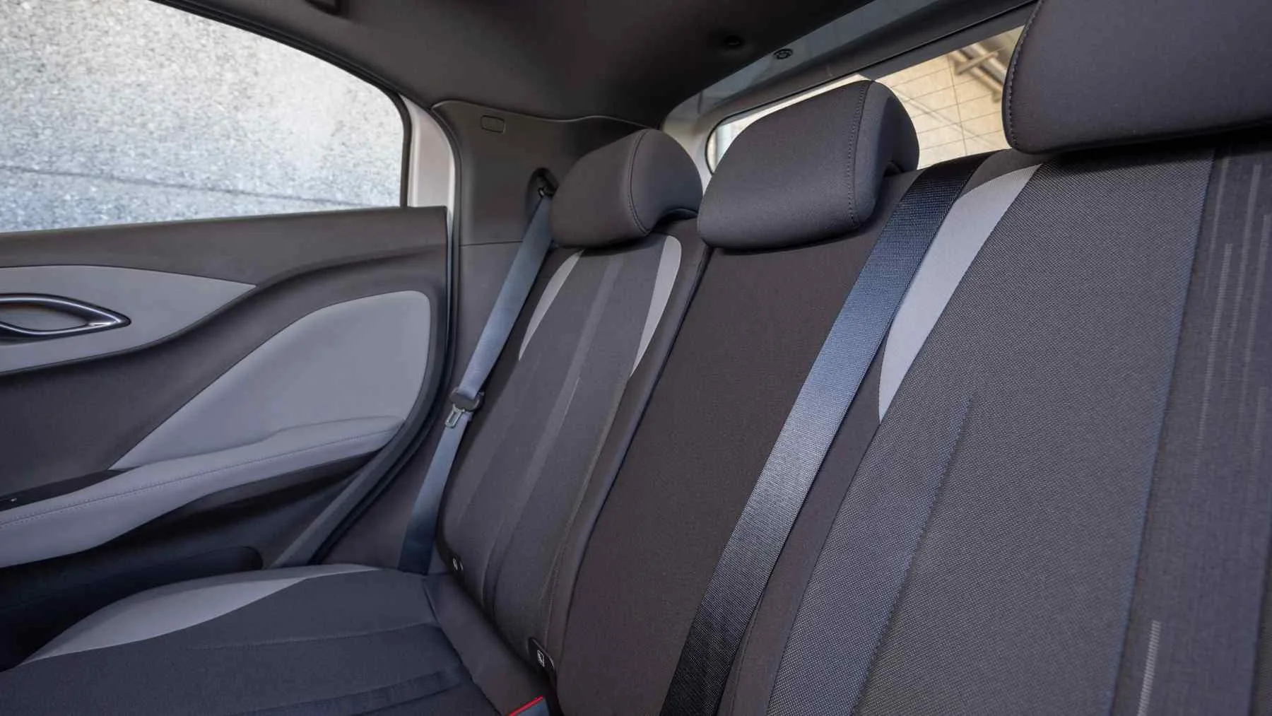 Detalle del asiento trasero y el cinturón de seguridad del BYD Dolphin Surf.