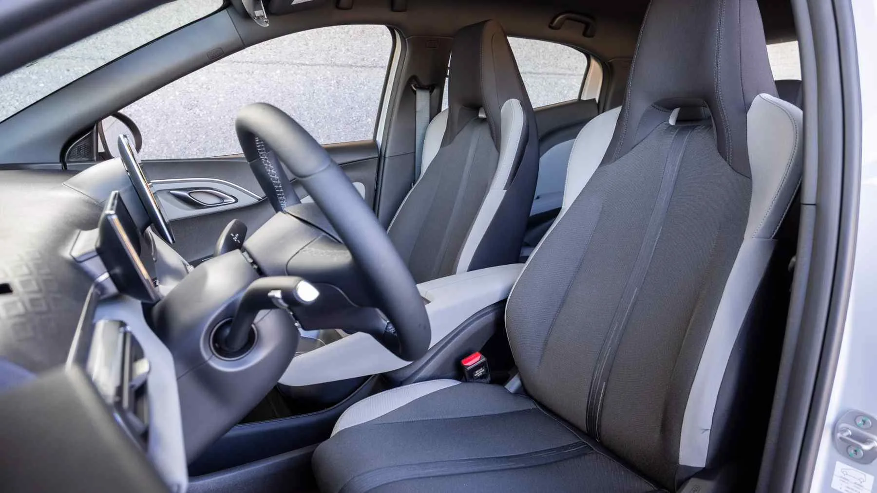 Interior del BYD Dolphin Surf con los asientos delanteros y el puesto de conducción.