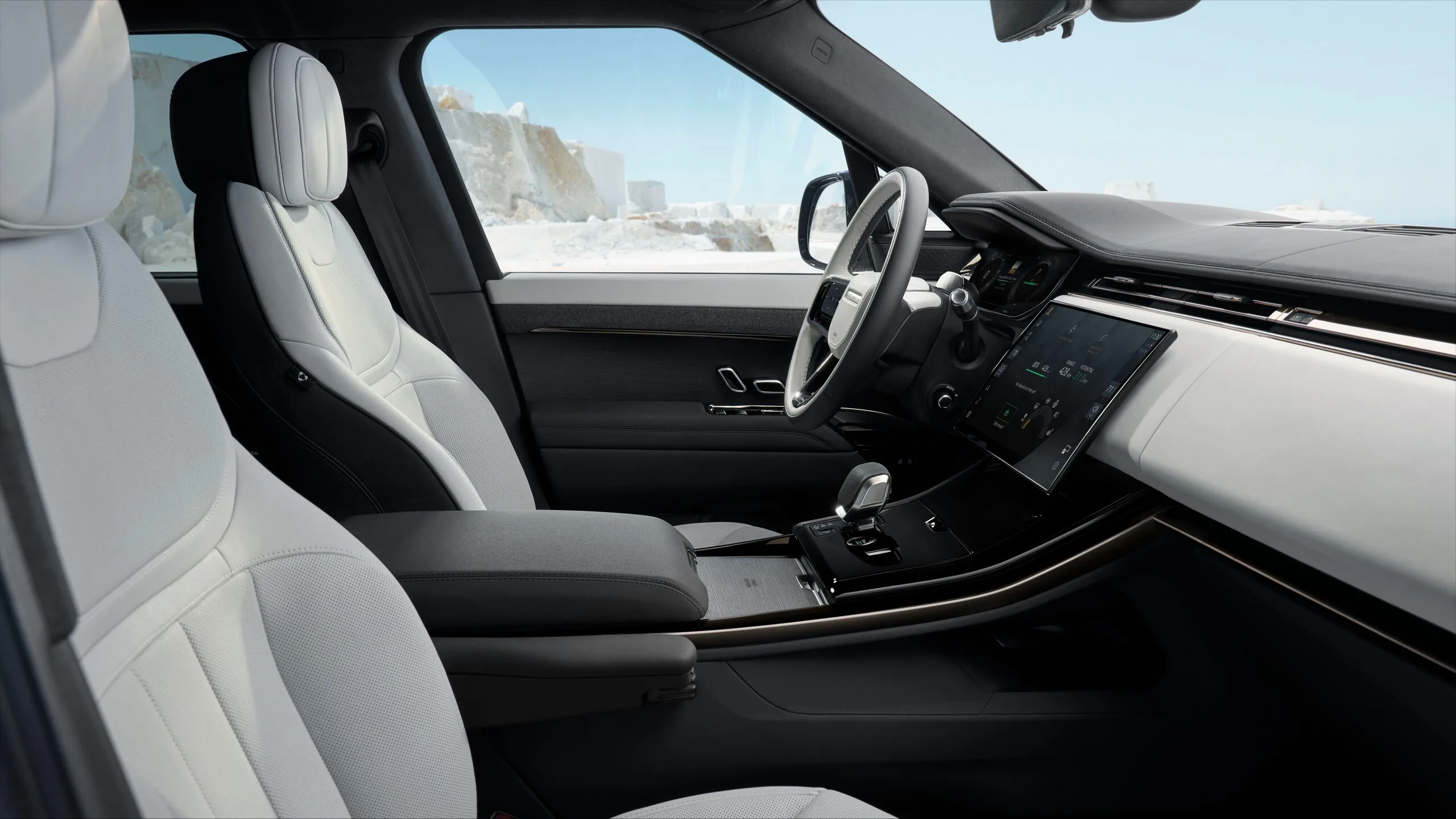 Interior del Range Rover Sport con asientos claros y salpicadero