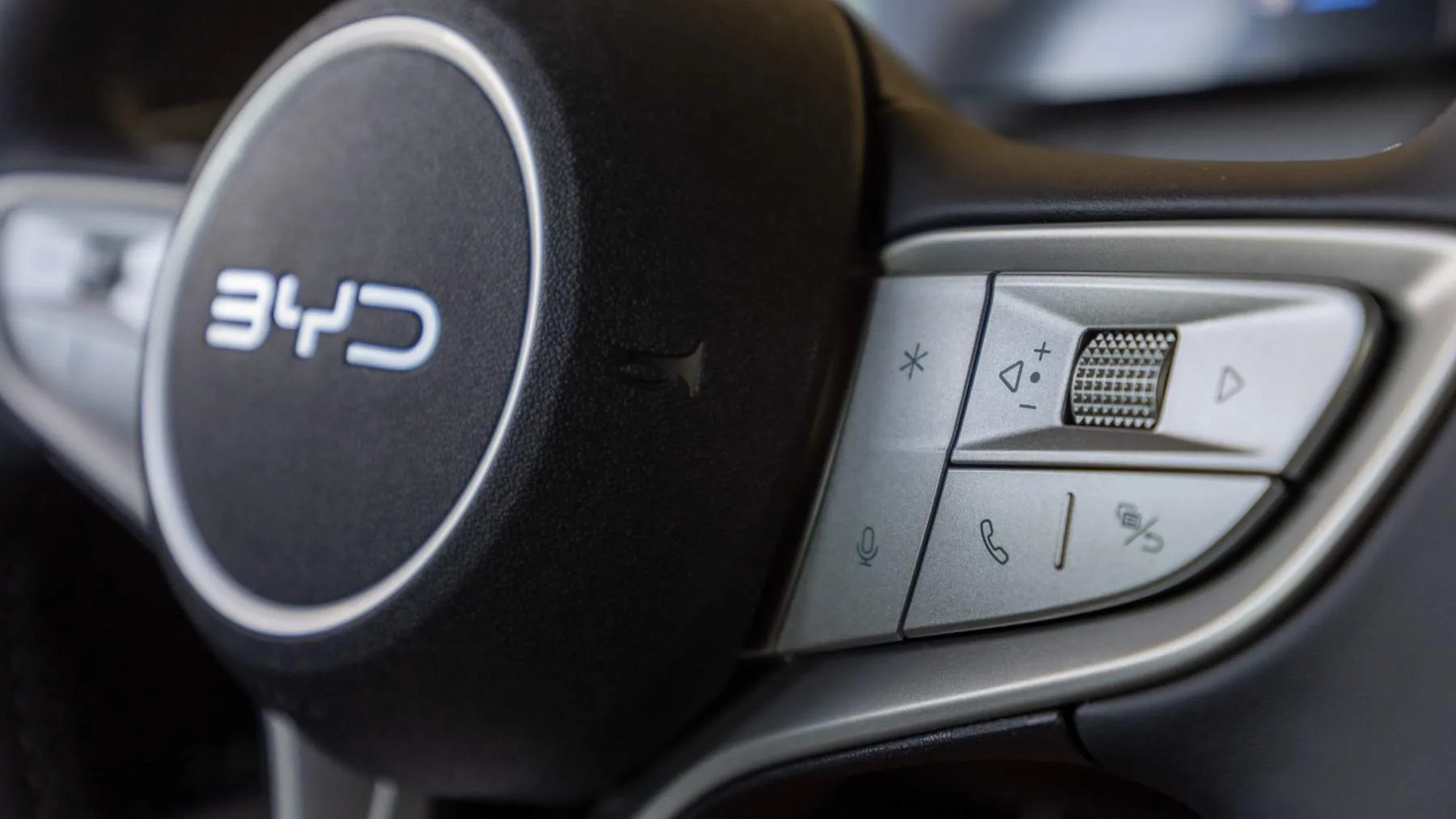 Detalle de los mandos del volante del BYD Dolphin Surf.