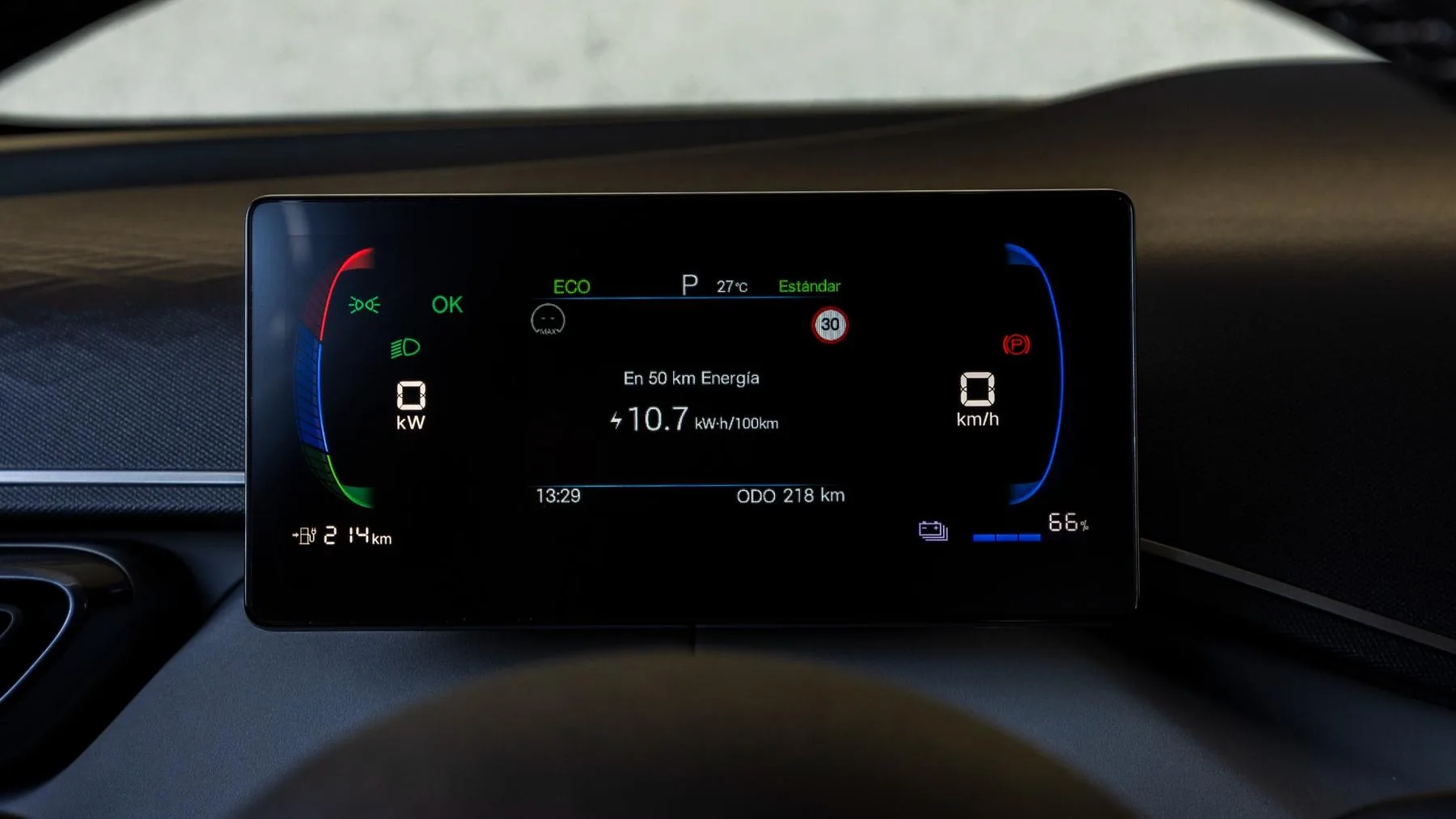 Cuadro de instrumentos del BYD Dolphin Surf con autonomía y consumo en pantalla.