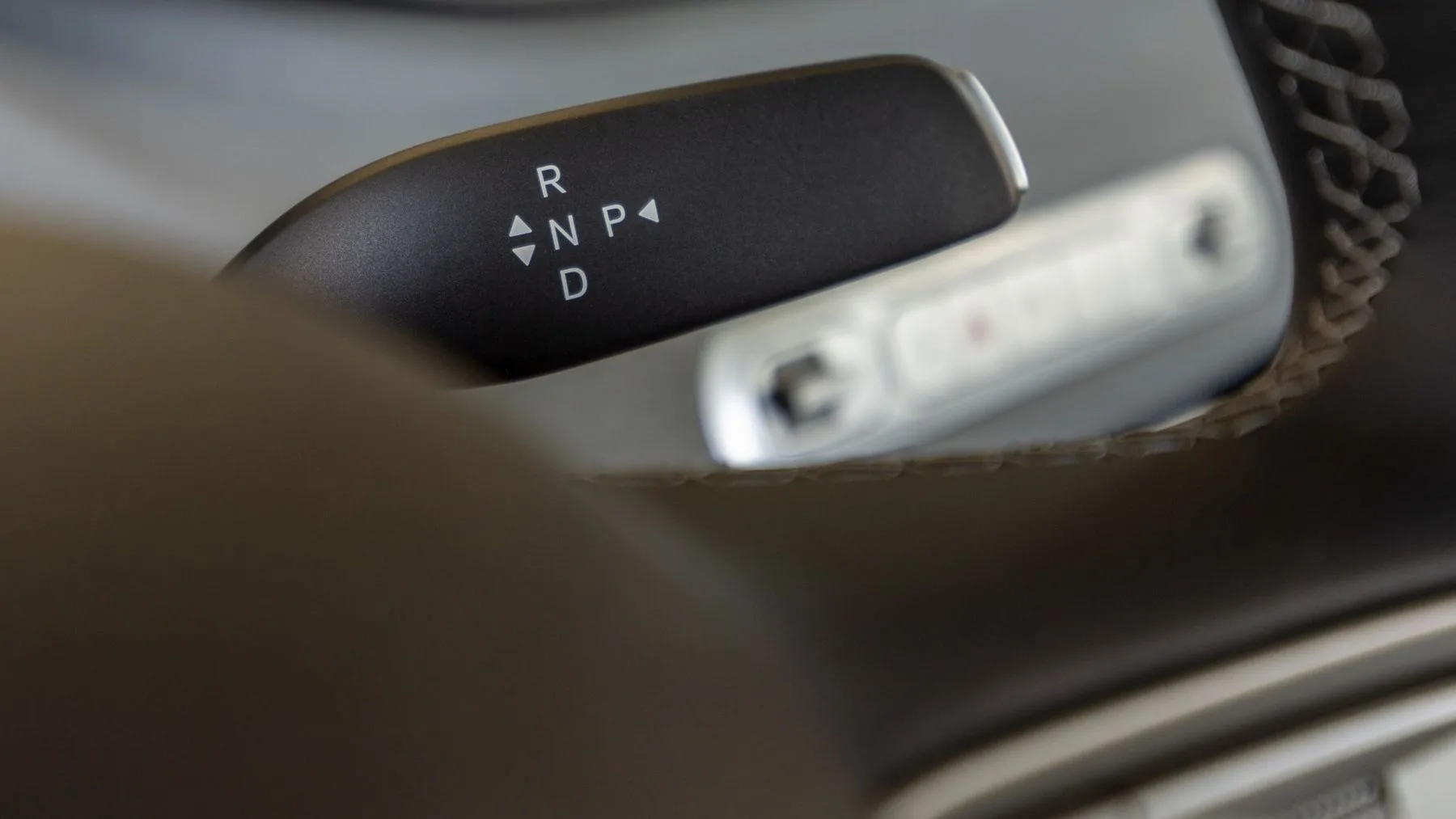 Selector de marchas del BYD Dolphin Surf junto al volante.
