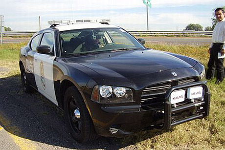 Dodge Charger de policía en México visto de frente