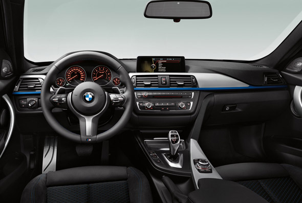 Interior del BMW Serie 3 F30 con Pack M, volante de tres radios y asientos de cuero y Alcántara