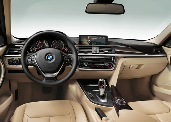 Interior del BMW Serie 3 F30 con tapicería beige y molduras de madera