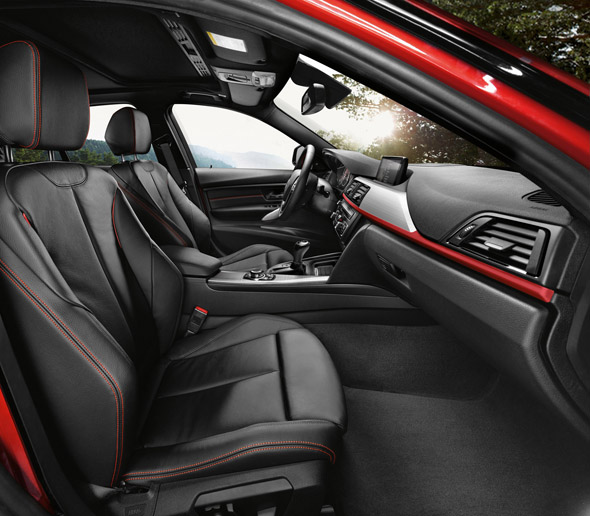 Interior Sport del BMW Serie 3 F30 con asientos negros y detalles rojos