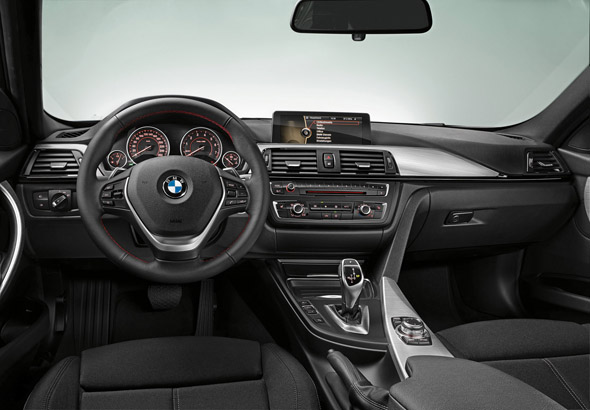 Interior del BMW Serie 3 F30 con volante multifunción, cuadro analógico y salpicadero negro