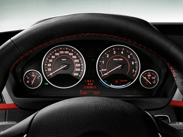 Cuadro de instrumentos analógico del BMW Serie 3 F30 visto desde el puesto de conducción