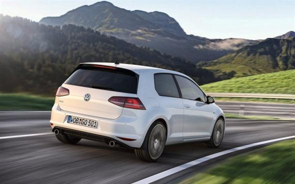 2014-Volkswagen-Golf-GTI-Rear-3-4-Right-Cruising-627x392